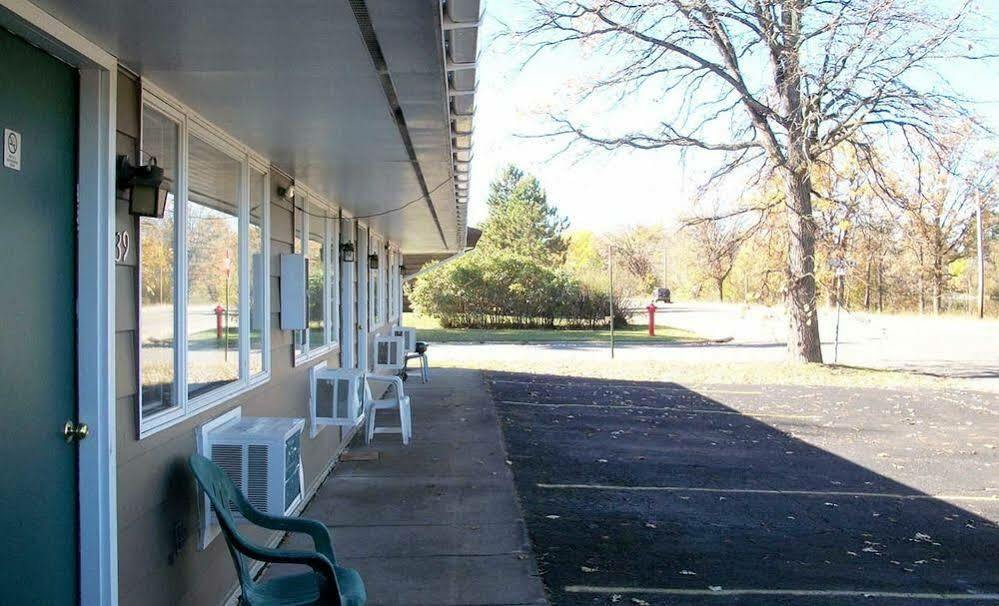 Forest Lake Motel Гранд Рапидс Екстериор снимка